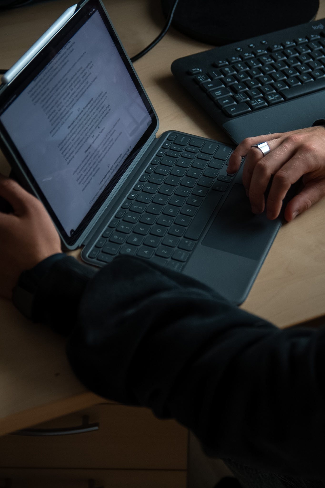 Dłonie na klawiaturze tabletu