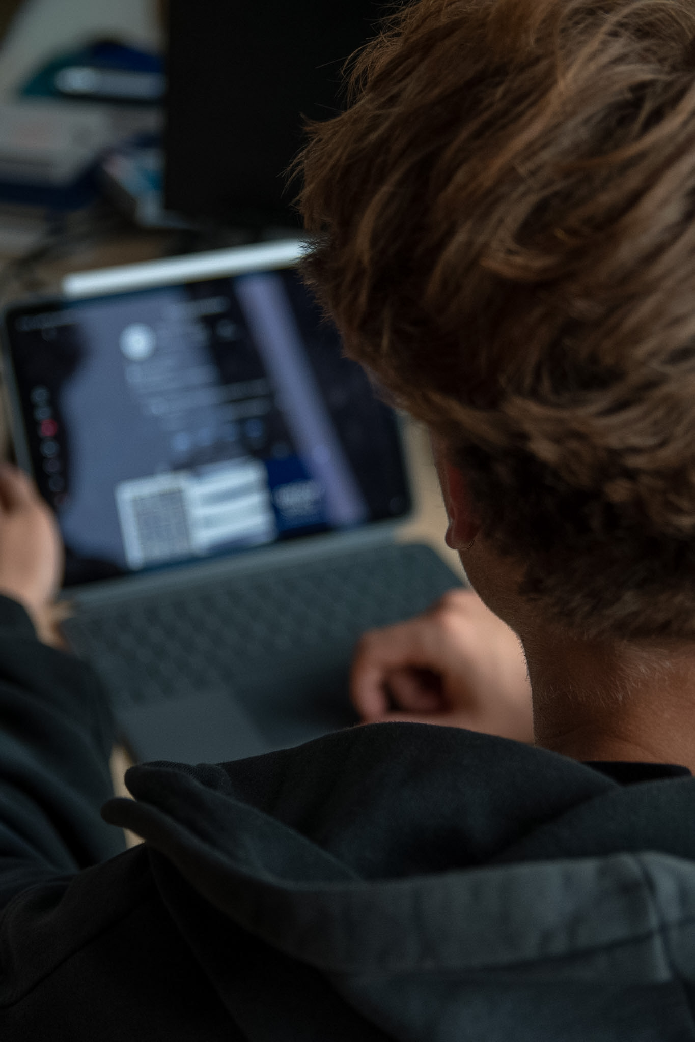 Uczeń pracujący na laptopie